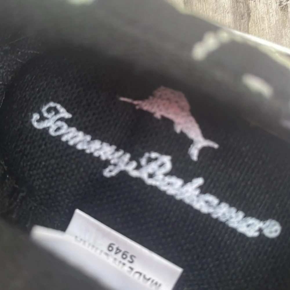 🦕🦖Tommy Bahama Glow in the Dark Dino Print Sneakers Size 5
